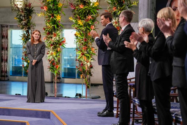 Nobels fredspris 2025 Oslo 20251210. Utdelingen av Nobels fredspris i Oslo radhus. Datteren til Nobels fredsprismottaker, Ana Corina Sosa, tar i mot prisen pa vegne av sin mor under utdelingen av Nobels fredspris i Oslo radhus. Den venezuelanske opposisjonslederen Maria Corina Machado far prisen for sitt utrettelige arbeid for a sikre demokratiske rettigheter for folket i Venezuela, og for sin kamp for en rettferdig og fredelig overgang fra diktatur til folkestyre. Pa grunn av omstendighetene i hjemlandet Venezuela kunne ikke Nobels fredsprismottaker delta pa utdelingen i Norge. Foto: Ole Berg-Rusten NTB POOL Oslo Norge cey9fWBzd2k EDITORIAL USE ONLY Ref:_BNCcey9fWBzd2k.jpg Copyright: xOlexBerg-Rustenx xNTBx