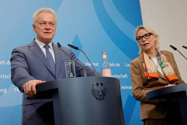 Bundesminister für Landwirtschaft, Ernährung und Heimat, Alois Rainer, Abteilungsleiterin , Antje Frehse, Deutschland, Berlin, Made in Germany: Bundesminister Rainer präsentiert Agrarexportstrategie *** Federal Minister of Agriculture, Food and Home Affairs, Alois Rainer, Head of Department, Antje Frehse, Germany, Berlin, Made in Germany Federal Minister Rainer presents agricultural export strategy