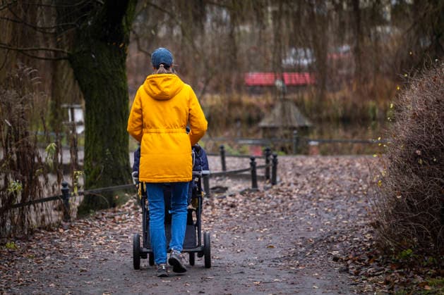 Symbolfoto zum Eltern sein: Eine Frau schiebt einen Kinderwagen durch einen Park, aufgenommen in Berlin, 10.12.2025. Berlin Deutschland *** Symbolic photo of being a parent A woman pushes a baby carriage through a park, taken in Berlin, 10 12 2025 Berlin Germany Copyright: xAmreixSchulzx