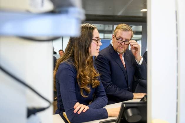 Den Haag, The Netherlands, 2025-12-10 09:46:57 THE HAGUE, 10-12-2025, Ministry of Finance. King Willem-Alexander, accompanied by the Minister of Finance, Eelco Heinen, is on a working visit to the Ministry of Finance s General Treasury Agency in The Hague. PHOTO: NLBeeld Patrick van Emst Credit: NL Beeld Patrick van Emst  Copyright: xx x
