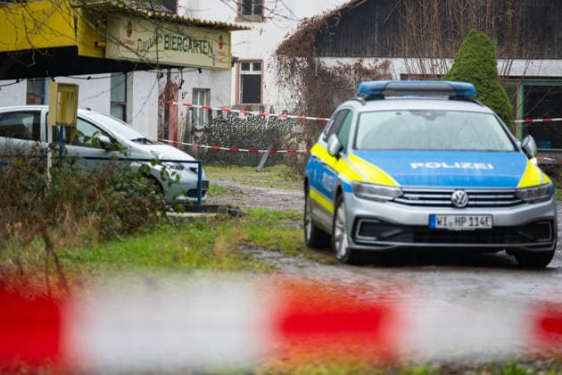 Mordkommision ermittelt nach Leichenfund Am 09.12.2025, am Dienstagmittag, wurde am Ortsrand von Mümling-Grumbach ein lebloser 30-jähriger Mann in der Nähe seines Fahrzeugs aufgefunden. Staatsanwaltschaft und Polizei ermitteln aufgrund der bislang durchgeführten Maßnahmen wegen des Verdachts eines Tötungsdelikts. Das Polizeipräsidium Südhessen richtete am Mittwochmorgen, 10.12.2025, die Mordkommission Forest mit über 30 Beamtinnen und Beamten ein. Die Ermittler suchen nach Zeugen, die seit Montagabend, 08.12.2025, im Bereich Im Wolfsgrund verdächtige Beobachtungen gemacht haben. Höchst im Odenwald Mümling-Grumbach Hessen Deutschland *** Homicide squad investigates after body found On 09 12 2025, at noon on Tuesday, a lifeless 30-year-old ma