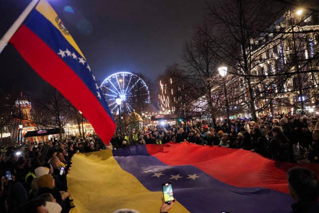 Nobels fredspris 2025 Oslo 20251210. The Norwegian Venezuelan Justice Alliance arrangerer fakkeltog til aere for Nobels fredsprismottaker Maria Corina Machado i Oslo, onsdag. Datteren til Nobels fredsprismottaker, Ana Corina Sosa, tok i mot prisen pa vegne av sin mor under en seremoni i Oslo radhus. Den venezuelanske opposisjonslederen Maria Corina Machado fikk prisen for sitt utrettelige arbeid for a sikre demokratiske rettigheter for folket i Venezuela, og for sin kamp for en rettferdig og fredelig overgang fra diktatur til folkestyre. Pa grunn av omstendighetene i hjemlandet Venezuela kunne ikke Nobels fredsprismottaker delta pa utdelingen i Norge. Foto: Amanda Pedersen Giske NTB Oslo Norge cZ3OEL9mYD8 EDITORIAL USE ONLY Ref:_BN  Copyright: xAmandaxPedersenxGiskex xNTBx