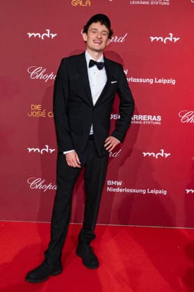 Leipzig - 31. Jose Carreras Gala 10.12.2025 ab 18 Uhr Leipzig, Altenburger Straße (Media City) Fotograf: EHL Media Im Foto: Julian Janssen (Checker Julian), Moderator Zur 31. Jose Carreras Gala sind am Mittwochabend erneut Dutzende Promis in die Leipziger Media City gekommen, um an Telefonen Spenden für die Leukämie-Stiftung entgegenzunehmen. Leipzig Sachsen Deutschland Copyright: xEHLxMedia DietmarxThomasx 20251210_carreras-gala-leipzig_54