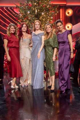 ABBleipzig: Louise Baer Bär Sophia Thiel, Barbara Meier, Nele Kiper und Maja Weber vorm Weihnachtsbaum auf der Buehne Teilnehmer Gast bei der 31.Jose Carreras Gala in der Media City Leipzig, am 10.12.25 Sachsen Deutschland