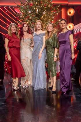 ABBleipzig: Louise Baer Bär Sophia Thiel, Barbara Meier, Nele Kiper und Maja Weber vorm Weihnachtsbaum auf der Buehne Teilnehmer Gast bei der 31.Jose Carreras Gala in der Media City Leipzig, am 10.12.25 Sachsen Deutschland