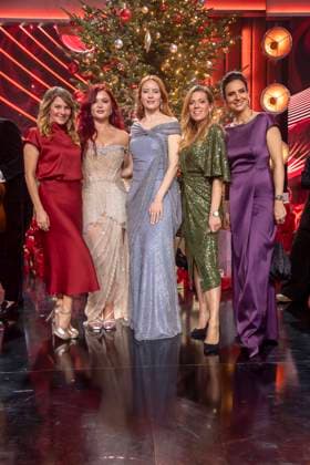 ABBleipzig: Louise Baer Bär Sophia Thiel, Barbara Meier, Nele Kiper und Maja Weber vorm Weihnachtsbaum auf der Buehne Teilnehmer Gast bei der 31.Jose Carreras Gala in der Media City Leipzig, am 10.12.25 Sachsen Deutschland