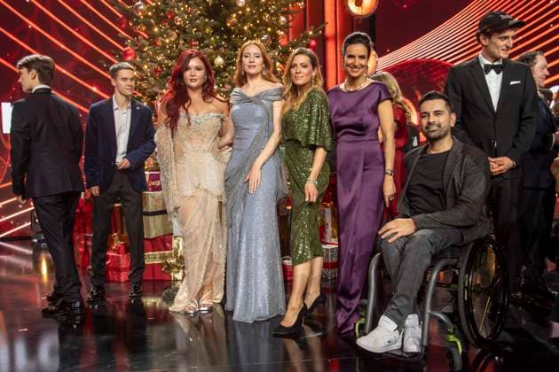ABBleipzig: Sophia Thiel, Nele Kiper, Maja Weber, Tan Caglar und Julian Janssen auf der Buehne Teilnehmer Gast bei der 31.Jose Carreras Gala in der Media City Leipzig, am 10.12.25 Sachsen Deutschland