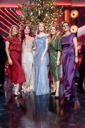 ABBleipzig: Louise Baer Bär Sophia Thiel, Barbara Meier, Nele Kiper und Maja Weber vorm Weihnachtsbaum auf der Buehne Teilnehmer Gast bei der 31.Jose Carreras Gala in der Media City Leipzig, am 10.12.25 Sachsen Deutschland