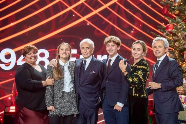 ABBleipzig: Julia Carreras, Joana Rocas, Jose Carreras, Adria Rocas, Ingrid Salvado und Albert Carreras auf der Buehne Teilnehmer Gast bei der 31.Jose Carreras Gala in der Media City Leipzig, am 10.12.25 Sachsen Deutschland