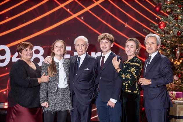 ABBleipzig: Julia Carreras, Joana Rocas, Jose Carreras, Adria Rocas, Ingrid Salvado und Albert Carreras auf der Buehne Teilnehmer Gast bei der 31.Jose Carreras Gala in der Media City Leipzig, am 10.12.25 Sachsen Deutschland