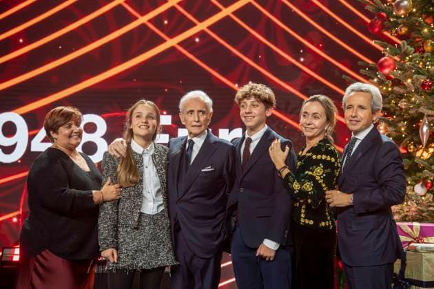 ABBleipzig: Julia Carreras, Joana Rocas, Jose Carreras, Adria Rocas, Ingrid Salvado und Albert Carreras auf der Buehne Teilnehmer Gast bei der 31.Jose Carreras Gala in der Media City Leipzig, am 10.12.25 Sachsen Deutschland