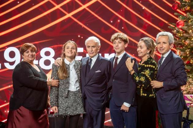 ABBleipzig: Julia Carreras, Joana Rocas, Jose Carreras, Adria Rocas, Ingrid Salvado und Albert Carreras auf der Buehne Teilnehmer Gast bei der 31.Jose Carreras Gala in der Media City Leipzig, am 10.12.25 Sachsen Deutschland