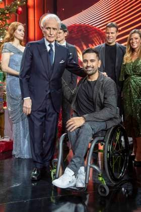 ABBleipzig: Jose Carreras und Tan Caglar Rollstuhl auf der Buehne Teilnehmer Gast bei der 31.Jose Carreras Gala in der Media City Leipzig, am 10.12.25 Sachsen Deutschland