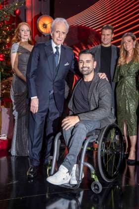 ABBleipzig: Jose Carreras und Tan Caglar Rollstuhl auf der Buehne Teilnehmer Gast bei der 31.Jose Carreras Gala in der Media City Leipzig, am 10.12.25 Sachsen Deutschland