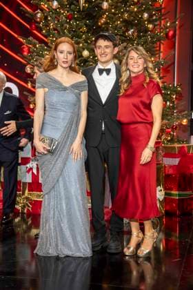 ABBleipzig: Barbara Meier, Julian Janssen und Louise Bär Baer auf der Buehne Teilnehmer Gast bei der 31.Jose Carreras Gala in der Media City Leipzig, am 10.12.25 Sachsen Deutschland