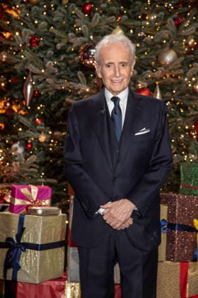 ABBleipzig: Jose Carreras Saenger vorm Weihnachtsbaum auf der Buehne Teilnehmer Gast bei der 31.Jose Carreras Gala in der Media City Leipzig, am 10.12.25 Sachsen Deutschland