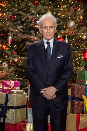 ABBleipzig: Jose Carreras Saenger vorm Weihnachtsbaum auf der Buehne Teilnehmer Gast bei der 31.Jose Carreras Gala in der Media City Leipzig, am 10.12.25 Sachsen Deutschland