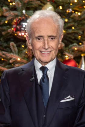 ABBleipzig: Jose Carreras Saenger vorm Weihnachtsbaum auf der Buehne Teilnehmer Gast bei der 31.Jose Carreras Gala in der Media City Leipzig, am 10.12.25 Sachsen Deutschland