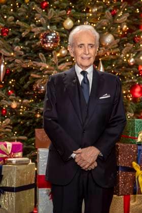 ABBleipzig: Jose Carreras Saenger vorm Weihnachtsbaum auf der Buehne Teilnehmer Gast bei der 31.Jose Carreras Gala in der Media City Leipzig, am 10.12.25 Sachsen Deutschland