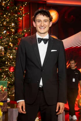 ABBleipzig: Julian Janssen auf der Buehne Teilnehmer Gast bei der 31.Jose Carreras Gala in der Media City Leipzig, am 10.12.25 Sachsen Deutschland