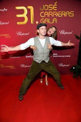ABBleipzig: Luise Bähr Baehr mit Hendrik Duryn Schauspieler zu Gast auf dem roten Teppich bei der 31.Jose Carreras Gala in der Media City Leipzig, am 10.12.25 Sachsen Deutschland