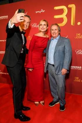 ABBleipzig: Sven Lorig, Stephanie Müller-Spirra Moderatoren mit Chris de Burgh Saenger zu Gast auf dem roten Teppich bei der 31.Jose Carreras Gala in der Media City Leipzig, am 10.12.25 Sachsen Deutschland