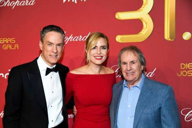 ABBleipzig: Sven Lorig, Stephanie Müller-Spirra Moderatoren mit Chris de Burgh Saenger zu Gast auf dem roten Teppich bei der 31.Jose Carreras Gala in der Media City Leipzig, am 10.12.25 Sachsen Deutschland