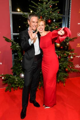 ABBleipzig: Sven Lorig, Stephanie Müller-Spirra Moderatoren vorm Weihnachtsbaum zu Gast auf dem roten Teppich bei der 31.Jose Carreras Gala in der Media City Leipzig, am 10.12.25 Sachsen Deutschland
