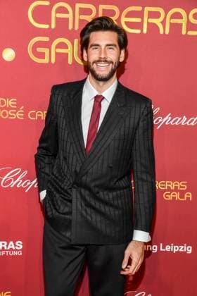 ABBleipzig: Ãlvaro Soler Saenger zu Gast auf dem roten Teppich bei der 31.Jose Carreras Gala in der Media City Leipzig, am 10.12.25 Sachsen Deutschland