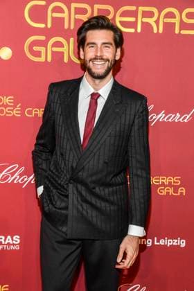 ABBleipzig: Ãlvaro Soler Saenger zu Gast auf dem roten Teppich bei der 31.Jose Carreras Gala in der Media City Leipzig, am 10.12.25 Sachsen Deutschland