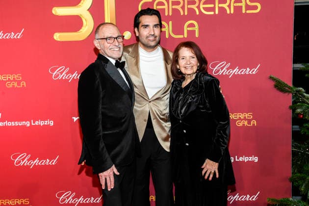 ABBleipzig: Ed Tetelman, Jonathan Tetelman und Jan Tetelman Eltern Saenger zu Gast auf dem roten Teppich bei der 31.Jose Carreras Gala in der Media City Leipzig, am 10.12.25 Sachsen Deutschland