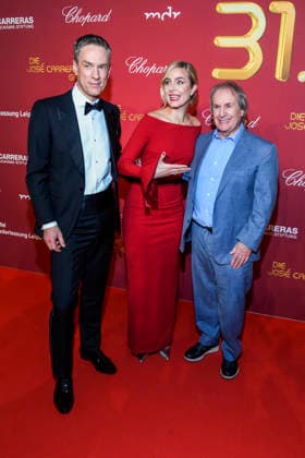 ABBleipzig: Sven Lorig, Stephanie Müller-Spirra Moderatoren mit Chris de Burgh Saenger zu Gast auf dem roten Teppich bei der 31.Jose Carreras Gala in der Media City Leipzig, am 10.12.25 Sachsen Deutschland