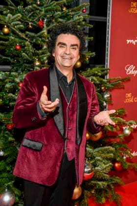 ABBleipzig: Rolando Villazon Saenger vorm Weihnachtsbaum zu Gast auf dem roten Teppich bei der 31.Jose Carreras Gala in der Media City Leipzig, am 10.12.25 Sachsen Deutschland