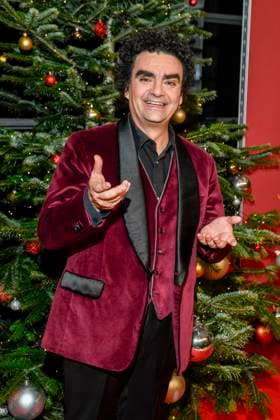 ABBleipzig: Rolando Villazon Saenger vorm Weihnachtsbaum zu Gast auf dem roten Teppich bei der 31.Jose Carreras Gala in der Media City Leipzig, am 10.12.25 Sachsen Deutschland