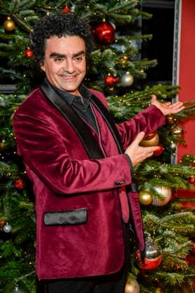 ABBleipzig: Rolando Villazon Saenger vorm Weihnachtsbaum zu Gast auf dem roten Teppich bei der 31.Jose Carreras Gala in der Media City Leipzig, am 10.12.25 Sachsen Deutschland
