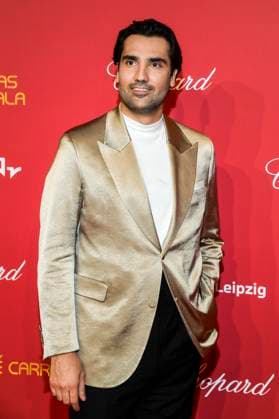 ABBleipzig: Jonathan Tetelman Saenger zu Gast auf dem roten Teppich bei der 31.Jose Carreras Gala in der Media City Leipzig, am 10.12.25 Sachsen Deutschland