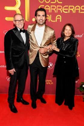 ABBleipzig: Ed Tetelman, Jonathan Tetelman und Jan Tetelman Eltern Saenger zu Gast auf dem roten Teppich bei der 31.Jose Carreras Gala in der Media City Leipzig, am 10.12.25 Sachsen Deutschland