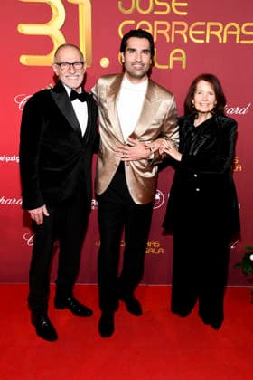 ABBleipzig: Ed Tetelman, Jonathan Tetelman und Jan Tetelman Eltern Saenger zu Gast auf dem roten Teppich bei der 31.Jose Carreras Gala in der Media City Leipzig, am 10.12.25 Sachsen Deutschland