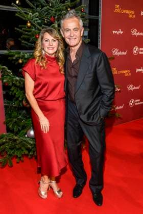 ABBleipzig: Louise Bähr Baehr mit Robert Lohr Schauspielerin rotes Kleid zu Gast auf dem roten Teppich bei der 31.Jose Carreras Gala in der Media City Leipzig, am 10.12.25 Sachsen Deutschland