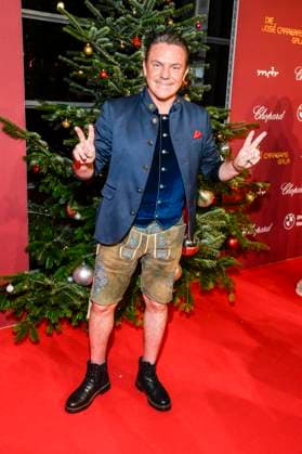 ABBleipzig: Stefan Mross Moderator in Tracht Lederhose vorm Weihnachtsbaum zu Gast auf dem roten Teppich bei der 31.Jose Carreras Gala in der Media City Leipzig, am 10.12.25 Sachsen Deutschland