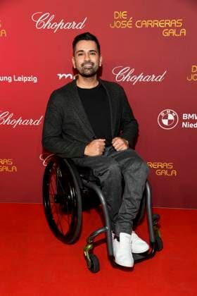 ABBleipzig: Tan Caglar Comedyan im Rollstuhl zu Gast auf dem roten Teppich bei der 31.Jose Carreras Gala in der Media City Leipzig, am 10.12.25 Sachsen Deutschland