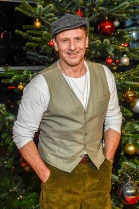 ABBleipzig: Hendrik Duryn Schauspieler vorm Weihnachtsbaum zu Gast auf dem roten Teppich bei der 31.Jose Carreras Gala in der Media City Leipzig, am 10.12.25 Sachsen Deutschland