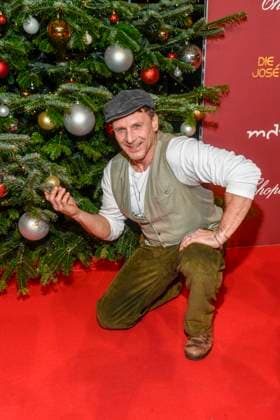 ABBleipzig: Hendrik Duryn Schauspieler vorm Weihnachtsbaum zu Gast auf dem roten Teppich bei der 31.Jose Carreras Gala in der Media City Leipzig, am 10.12.25 Sachsen Deutschland