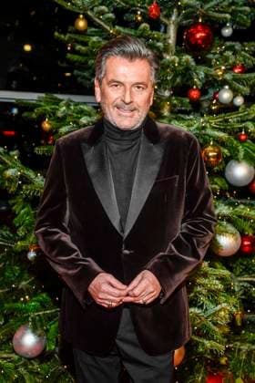 ABBleipzig: Thomas Anders Saenger am Weihnachtsbaum Kugel zu Gast auf dem roten Teppich bei der 31.Jose Carreras Gala in der Media City Leipzig, am 10.12.25 Sachsen Deutschland