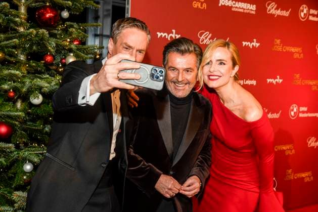 ABBleipzig: Sven Lorig, Thomas Anders und Stephanie Müller-Spirra Saenger Moderatoren zu Gast auf dem roten Teppich bei der 31.Jose Carreras Gala in der Media City Leipzig, am 10.12.25 Sachsen Deutschland