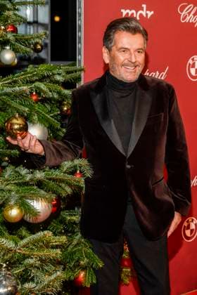 ABBleipzig: Thomas Anders Saenger am Weihnachtsbaum Kugel zu Gast auf dem roten Teppich bei der 31.Jose Carreras Gala in der Media City Leipzig, am 10.12.25 Sachsen Deutschland