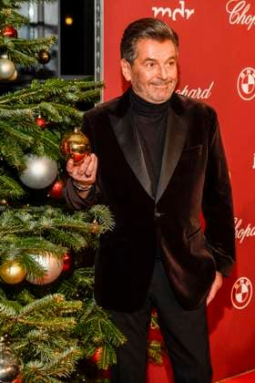 ABBleipzig: Thomas Anders Saenger am Weihnachtsbaum Kugel zu Gast auf dem roten Teppich bei der 31.Jose Carreras Gala in der Media City Leipzig, am 10.12.25 Sachsen Deutschland