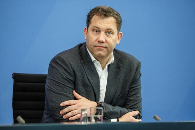 Pressestatement zu den Ergebnissen des Koalitionsausschusses Pressestatement zu den Ergebnissen des Koalitionsausschusses mit dem Parteivorsitzenden der CSU, Dr. Markus Söder MdL, Bundeskanzler Friedrich Merz (CDU), Bundesministerin für Arbeit und Soziales und Parteivorsitzenden der SPD, Bärbel Bas und Lars Klingbeil (SPD), Bundesfinanzminister am 11.12.2025 in Berlin. Berlin Berlin Deutschland Kanzleramt *** Press statement on the results of the coalition committee Press statement on the results of the coalition committee with the party chairman of the CSU, Dr Markus Söder MdL, Federal Chancellor Friedrich Merz CDU , Federal Minister of Labor and Social Affairs and party chairman of the SPD, Bärbel Bas and Lars Klingbeil SPD , Federal M