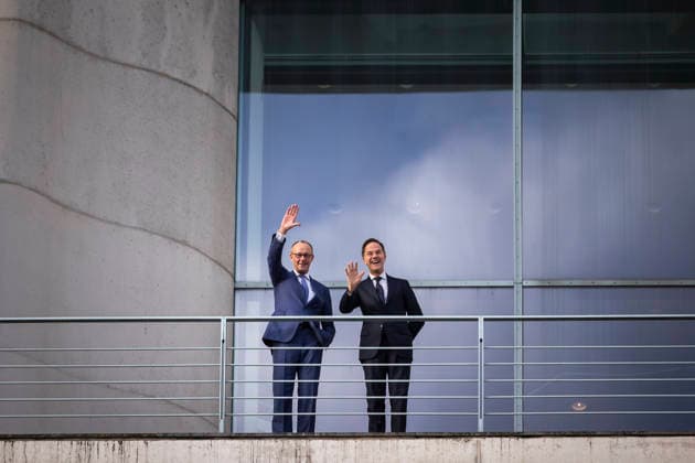 News Bilder des Tages (L-R) Friedrich Merz (CDU), Bundeskanzler, und Mark Rutte, Generalsekretaer der NATO waehrend eines Treffens auf dem Balkon des Bundeskanzleramtes in Berlin, 11.12.2025. Berlin Deutschland *** L R Friedrich Merz CDU , Federal Chancellor, and Mark Rutte, Secretary General of NATO during a meeting on the balcony of the Federal Chancellery in Berlin, 11 12 2025 Berlin Germany Copyright: xAmreixSchulzx