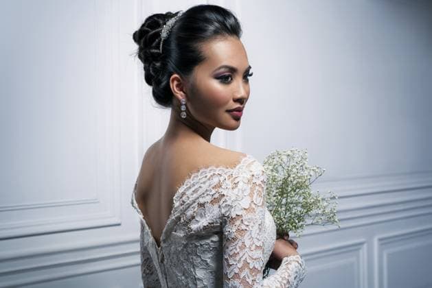 Junge asiatische Frau im weißen Kleid mit Blumen, Modeporträt Young asian woman in white dress with flowers fashion portrait Copyright: imageBROKER StanislavxPerov ibxiqx15520713.jpg ,model released, Symbolfoto ,property released